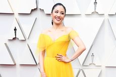 Kisah Menyentuh di Balik Gaun Kuning Bintang Crazy Rich Asians di Oscar 2019