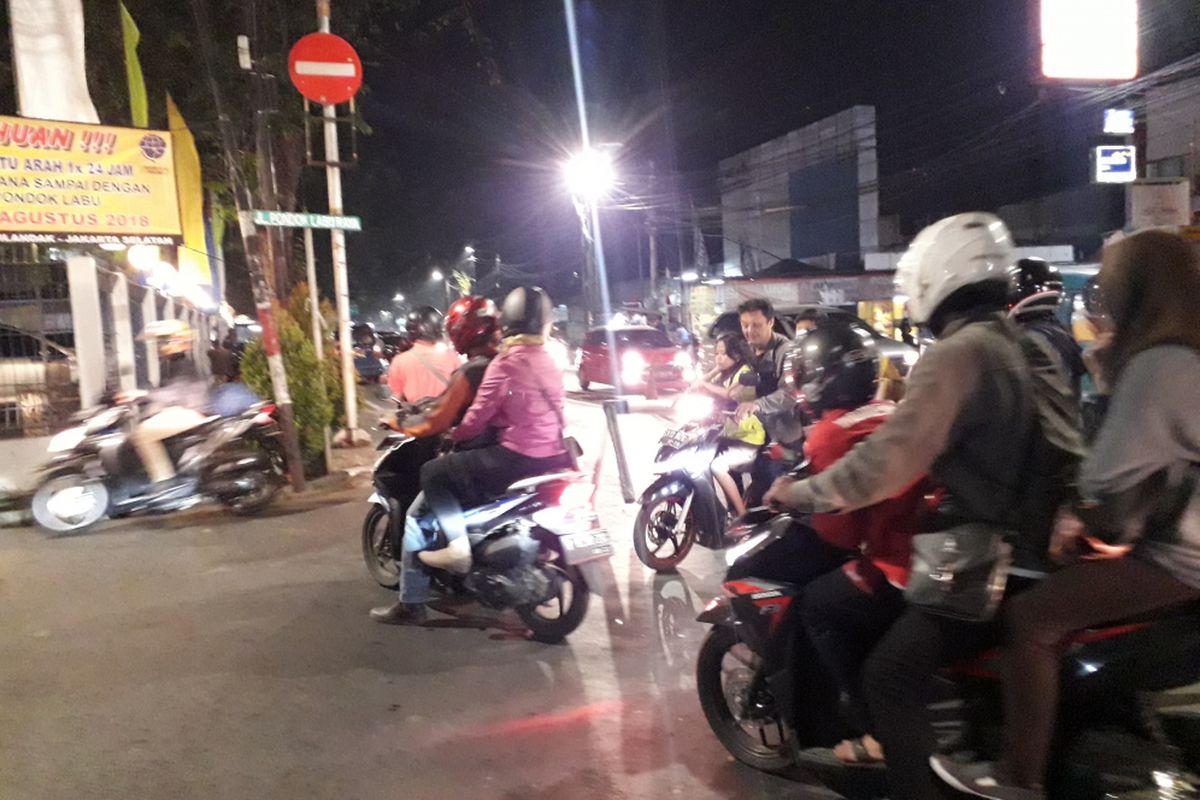 Sejumlah pengendara melanggar sistem satu arah di daerah Pondok Labu, Jakarta Selatan, Rabu (8/8/2018).