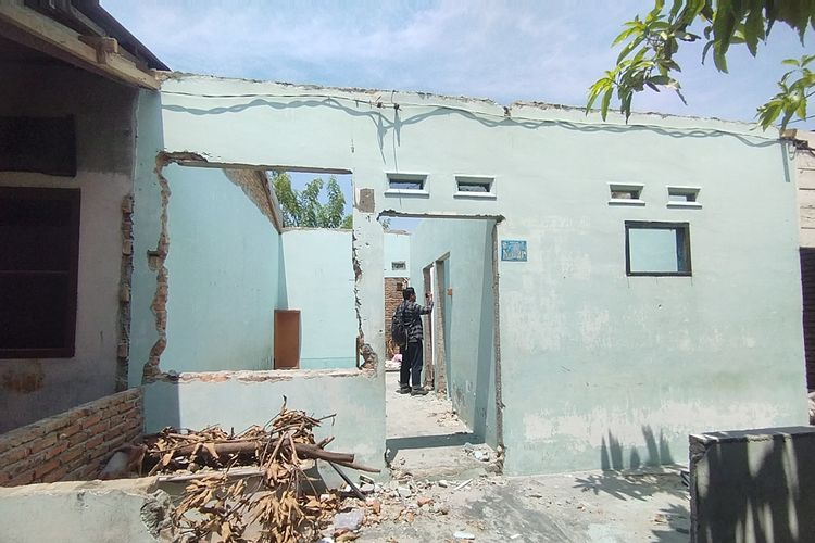 Kondisi rumah Tumpal Simbolon setelah seng, pintu dan jendela 'digunduli' di Gang Bahrum, Jalan Cempaka Indah, Dusun XI, Desa Bandar Khalipah, Kecamatan Percut Sei Tuan, Kabupaten Deli Serdang, Sabtu (26/7/2025).