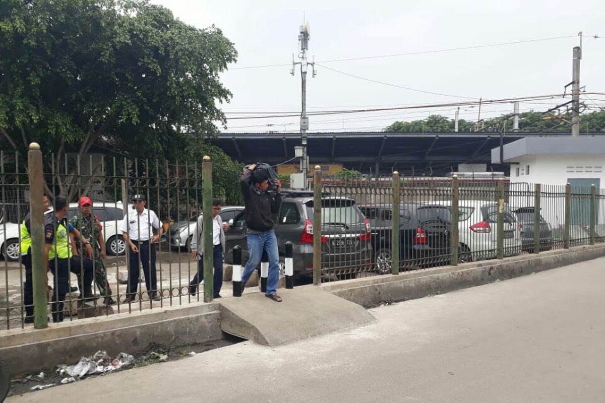 Pintu keluar sisi barat penumpang KRL di Stasiun Bekasi dibuka menyusul rekayasa lalu lintas khusus angkutan perkotaan dan transportasi online di Stasiun Bekasi, Jalan Perjuangan, Kota Bekasi, Senin (21/1/2019).