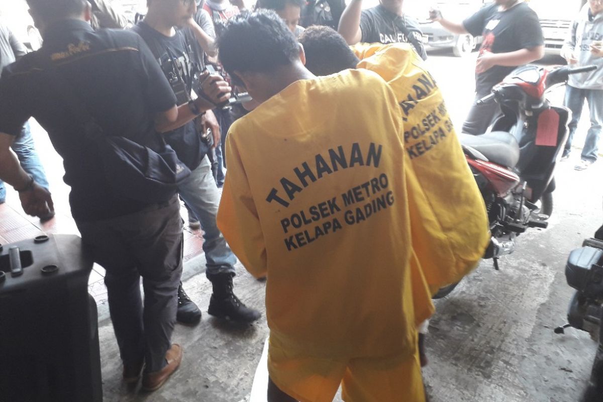 BSJ dan DJS, kedua pelaku pembegalan terhadap sepasang kekasih di Kelapa Gading, di Mapolsek Kelapa Gading, Selasa (14/8/2018).