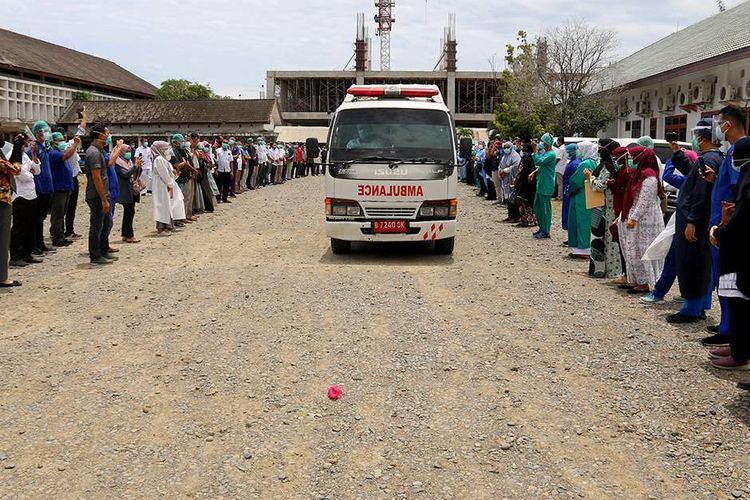 Para petugas medis di Rumah Sakit Umum Zainal Abidin (RSUZA)  Banda Aceh berbaris saat pelepasan ambulans yang membawa jenazah dokter Imay Indra di pelataran parkir rumah sakit, Rabu (2/9/2020). Meninggalnya dokter Imay Indra setelah menjalani perawatan akibat terpapar virus corona atau Covid-19 ini menjadi kasus yang pertama di Aceh.
