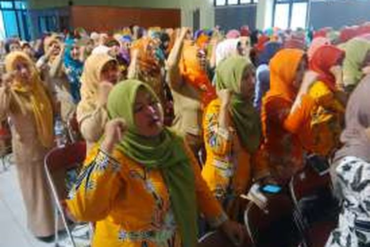 Ratusan bidan PTT se-Jatim hadiri konsolidasi di Surabaya, Selasa (10/5/2016)