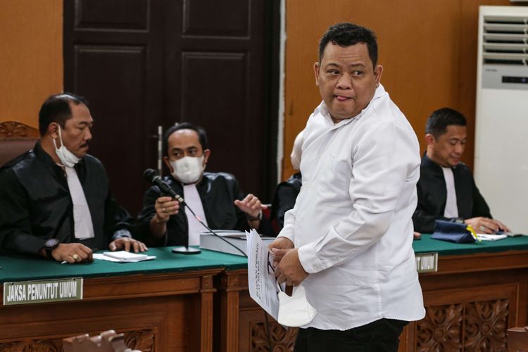 Terdakwa kasus pembunuhan berencana Brigadir Nofriansyah Yosua Hutabarat atau Brigadir J, Kuat Ma'ruf meninggalkan ruang sidang usai pembacaan pleidoi atau nota pembelaan di Pengadilan Negeri Jakarta Selatan, Jakarta, Selasa (24/1/2023).