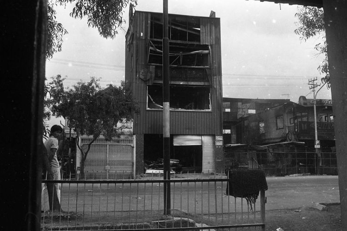Beberapa bangunan yang terbakar saat terjadi kerusuhan di Tanjungpriok pada Rabu malam, 12 September 1984.