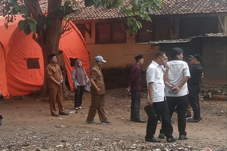Siswa SD dan Guru Masih Telantar, DPRD Pamekasan Usulkan Penambahan Tenda Darurat