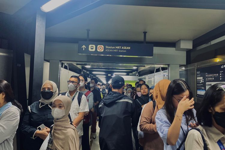 Suasana antrean panjang halte CSW dari arah Stasiun MRT ASEAN Headquarters pada Selasa (12/8/2025) sore.
