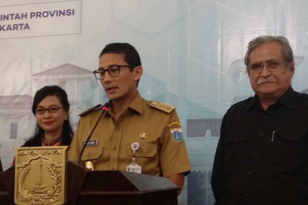 Panitia Indonesian Dance Festival Nungki Kusumastuti, Wakil Gubernur DKI Jakarta Sandiaga Uno, dan Ketua Yayasan Seni Budaya Jakarta Slamet Rahardjo di Balai Kota DKI Jakarta, Selasa (13/2/2018).