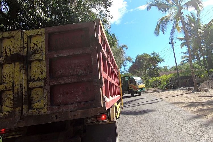 Truk pengangkut pasir Merapi.