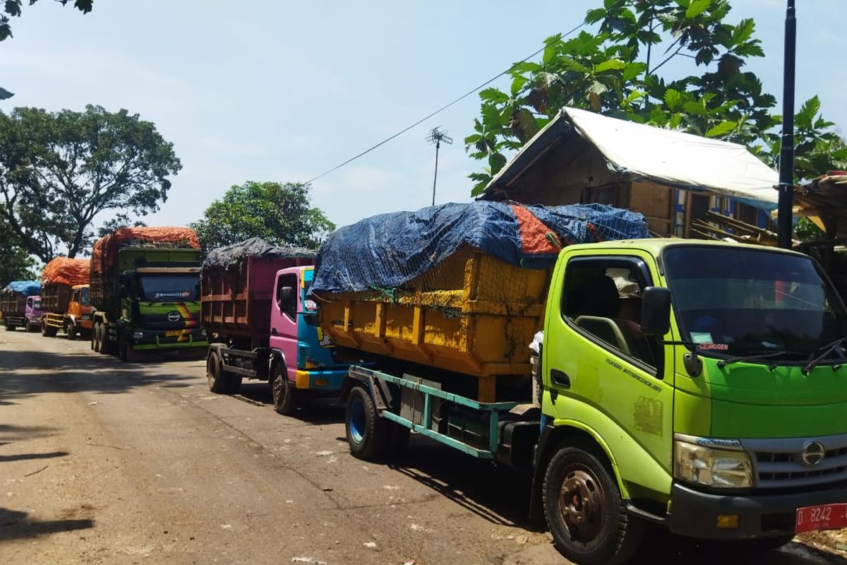 Antrean panjang truk pengangkut sampah menuju TPA Sarimukti, Jumat (13/1/2023).