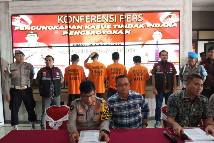 Seleb TikTok asal Jakarta, Satria Mahathir alias Cogil bersama tiga rekannya DJ alias Codet, RSP dan ADV akhirnya resmi ditetapakn sebagai tersangka. Keempatnya terancam hukuman lima tahun penjara karena telah melakukan penganiyaan anak dibawa umur.