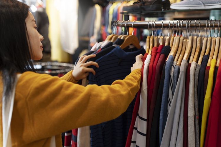 Cara Menemukan Ukuran yang Pas Saat Membeli Baju Bekas