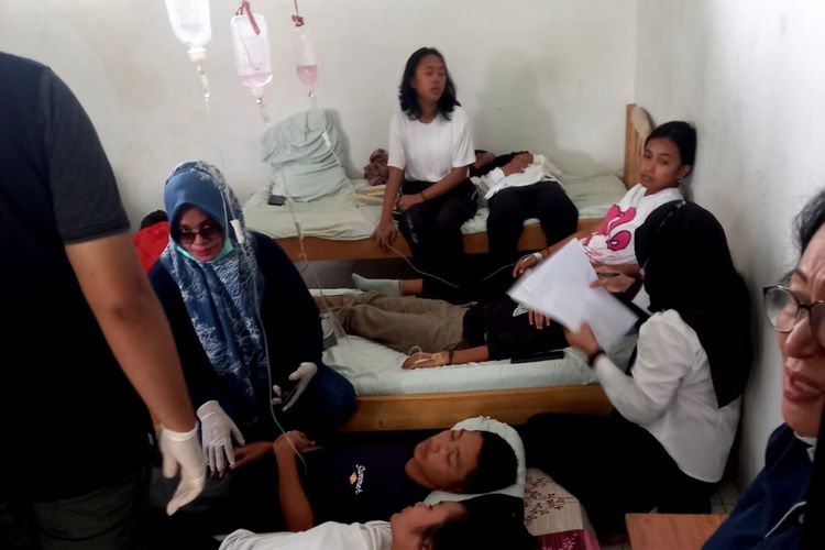 Puluhan siswa SMA Siwalima Ambon, Maluku mengalami keracunan dan saat ini dirawat di Puskesmas Nania, kecamatan Baguala, Ambon, Jumat (18/11/2022)