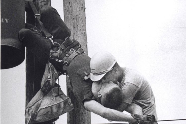 Foto The Kiss of Life karya Rocco Morabito, diambil pada Juli 1967.