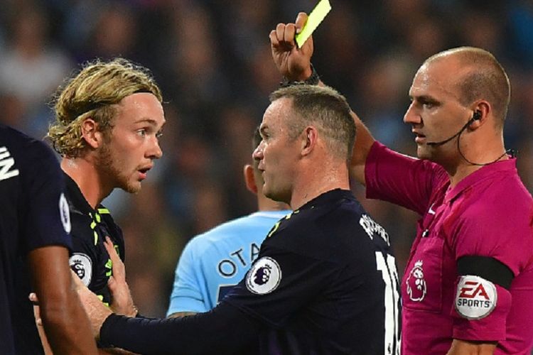 Wayne Rooney mencoba menenangkan Tom Davies saat Everton bertandang ke markas Manchester City, Senin (21/8/2017). 