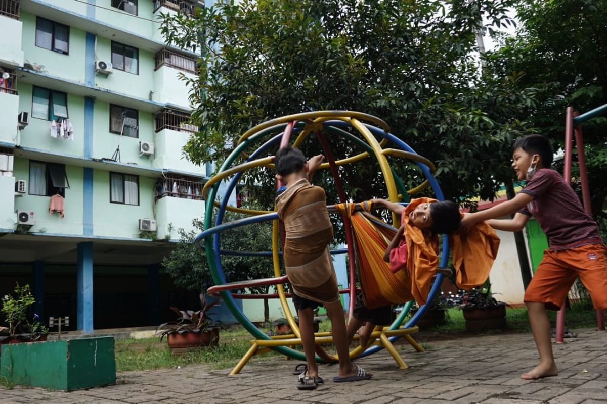 Anak-anak bermain dengan riang di RPTRA Rusun Pulogebang, Jakarta Timur, Jumat (18/6/2021).