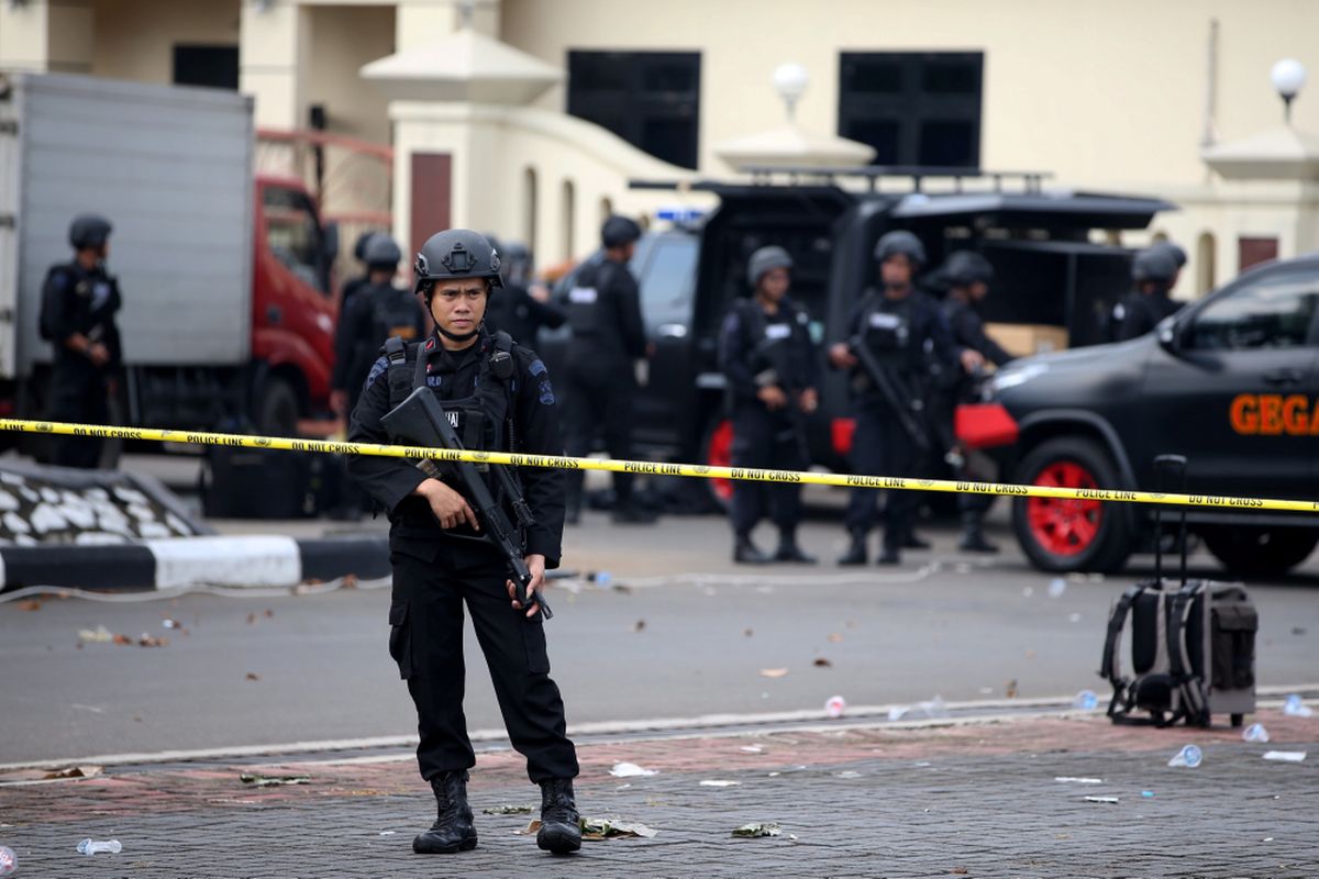 Suasana di dalam Mako Brimob Kelapa Dua, Depok pasca kerusuhan yang dilakukan narapidana terorisme, Kamis (10/5/2018). Sebanyak 145 narapidana terorisme yang menguasai Rutan Cabang Salemba Mako Brimob menyerahkan diri setelah dilakukan operasi Polri. 

