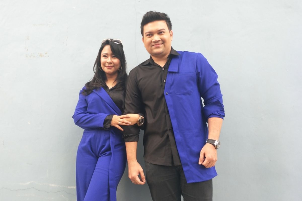 Chikita Meidy (kiri) dan suaminya Indra Bachdim setelah menjadi bintang tamu dalam program bincang-bincang di Stidio TransTV, Mampang, Jakarta Selatan, Kamis (19/7/2018).