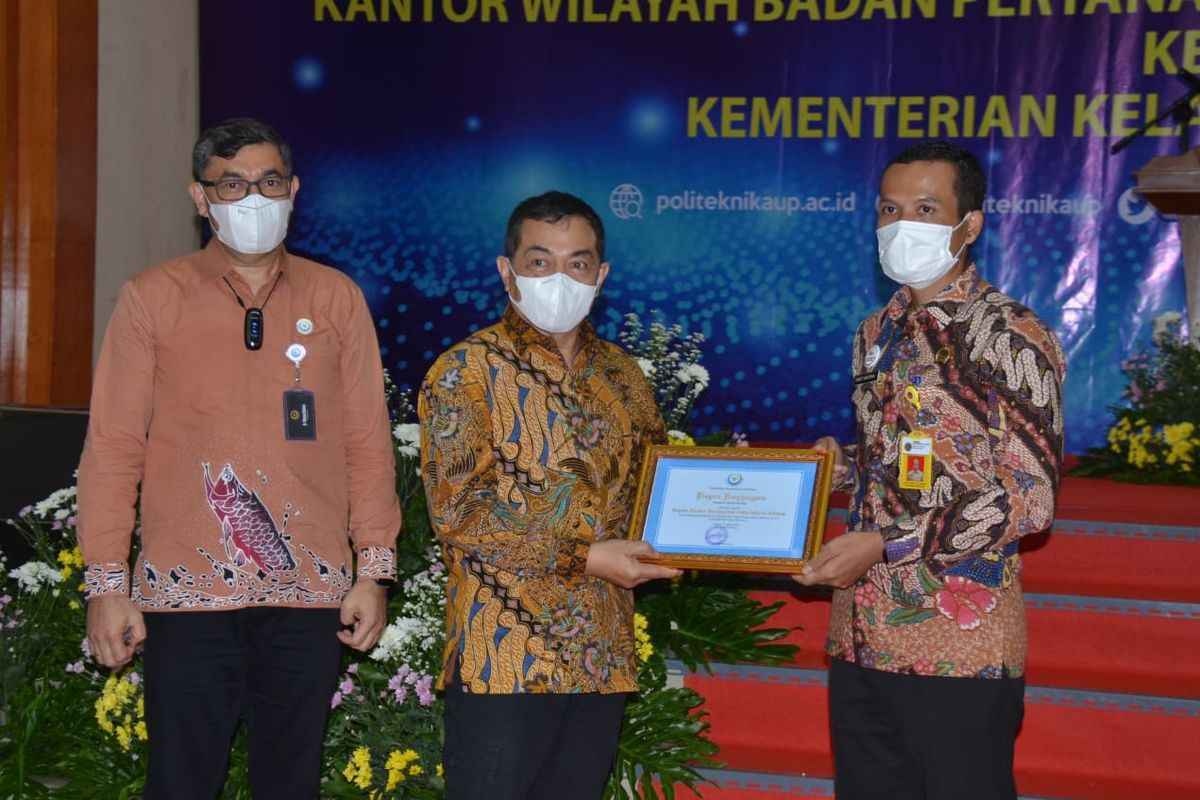 Sekretaris Jenderal (Sekjen) Kementerian Kelautan dan Perikanan (Kementerian KP) Antam Novambar menerima sertifikat atas tanah Politeknik Ahli Usaha Perikanan (AUP) dari Kepala Kantor Wilayah Badan Pertanahan Nasional (BPN) Provinsi Daerah Khusus Ibu Kota Jakarta (DKI Jakarta) Dwi Budi Martono di Politeknik AUP, Jakarta Selatan (Jaksel), Jumat (1/4/2022).