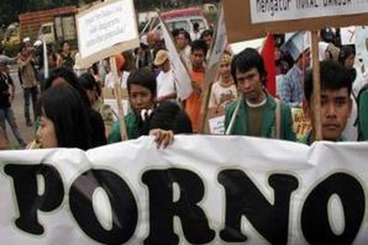 Para pengunjuk rasa yang menolak disahkannya RUU Pornografi.