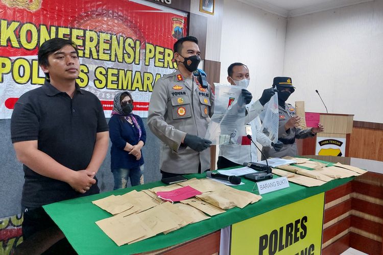 Kapolres Semarang AKBP Yovan Fatika menunjukkan barang bukti gadai motor tanpa dokumen resmi