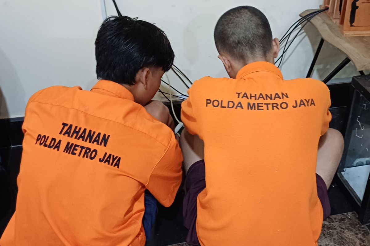 MR (21) dan HAN (23), dua penjambret yang beraksi di car free day (CFD) Jakarta saat ditunjukkan penyidik di Mapolda Metro Jaya, Rabu (3/7/2024).