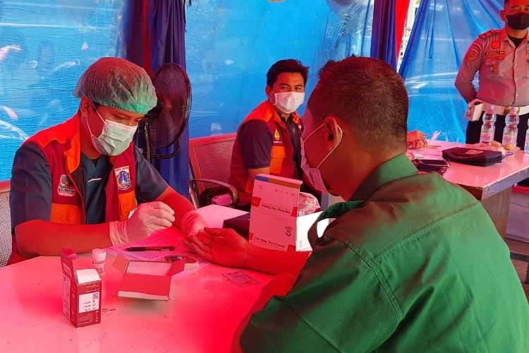 Pengemudi bus AKAP di Terminal Tanjung Priok menjalani tes kesehatan sebelum berangkat, Kamis (24/3/2022). Pemeriksaan kesehatan yang dilakukan antara lain tes urine, gula darah, dan tensi darah.