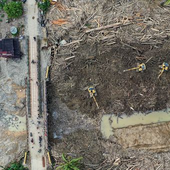 Foto udara kondisi jembatan Aek Garoga 2 yang sebelumnya rusak akibat bencana banjir bandang dan tanah longsor di Desa Aek Garoga, Kabupaten Tapanuli Tengah, Sumatera Utara, Kamis (11/12/2025). Jembatan penghubung antara Tapanuli Tengah dengan Tapanuli Selatan yang sebelumnya terdampak banjir bandan dan dipenuhi kayu itu kini sudah bisa dilintasi warga.