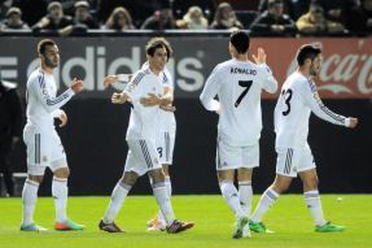 Gelandang Real Madrid, Angel Di Maria (kedua dari kiri) saat merayakan golnya ke gawang Osasuna pada leg kedua 16 besar Copa del Rey di Stadion El Sadar, Rabu atau Kamis (16/1/2014) dini hari WIB. Madrid menang 2-0 pada pertandingan tersebut dan berhak melaju ke perempat final. 