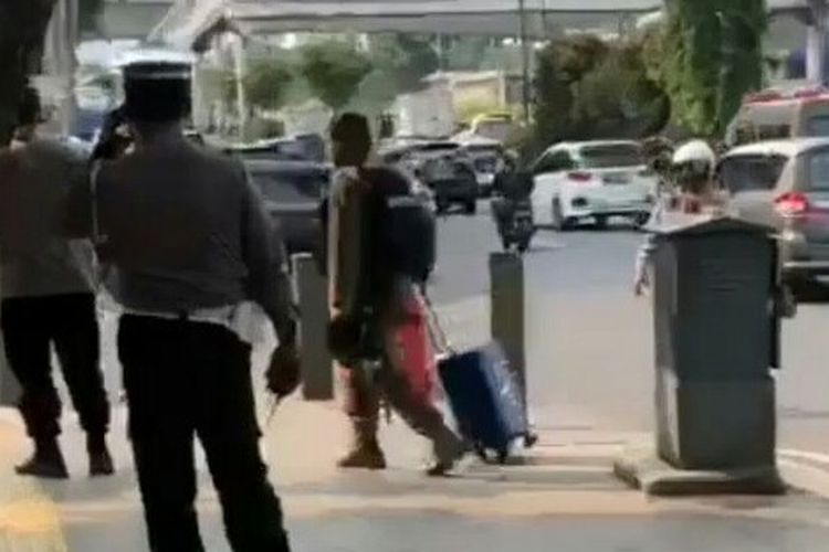 Petugas mengevakuasi koper mencurigakan yang tergeletak di trotoar Jalan Raya Gatot Subroto, Jakarta Pusat dekat pintu masuk kawasan Mapolda Metro Jaya, Selasa (27/9/2022).