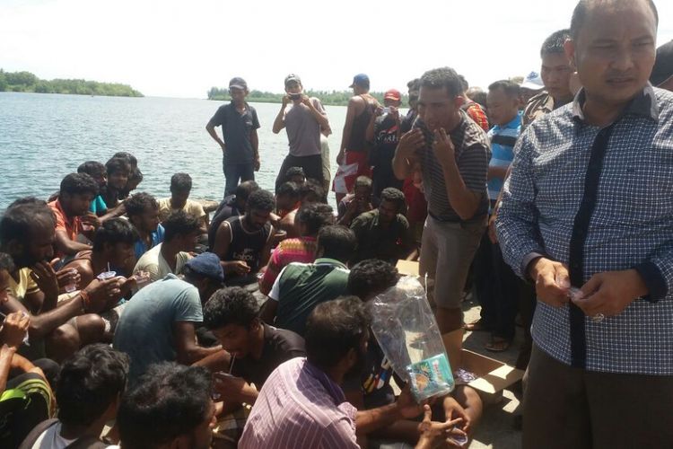 Sebanyak 32 pria dan 1 wanita imigran asal Srilanka, terdampar di Kabupaten Nias Utara, Sumatera Utara, saat sedang menuju Selandia Baru, Australia.