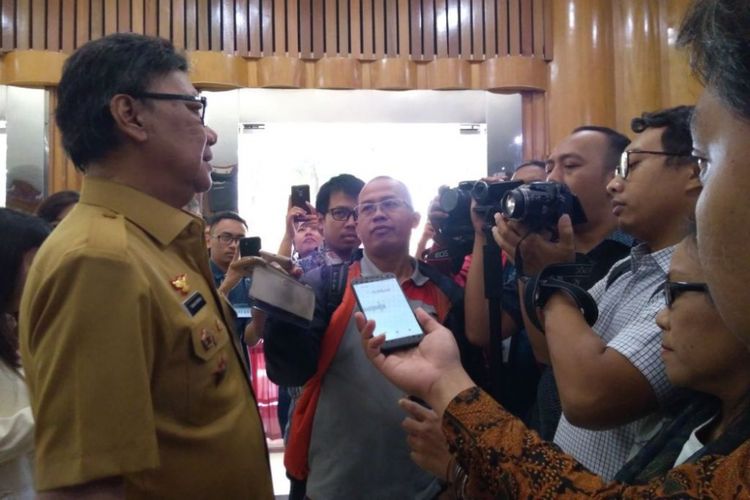 Menteri Dalam Negeri (Mendagri) Tjahjo Kumolo ditemui seusai menjadi pembicara seminal nasional Pemilu (Demokrasi) Bermartabat di Fakultas Hukum UKSW, Salatiga, Selasa (15/5/2018) siang.  