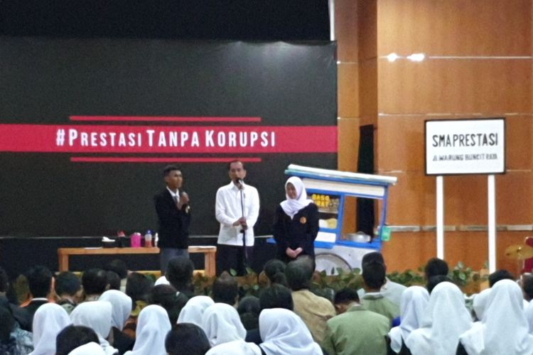 Presiden Jokowi menghadiri pentas drama Prestasi Tanpa Korupsi di SMK Negeri 57 Pasar Minggu, Jakarta Selatan, Senin (9/12/2019). 