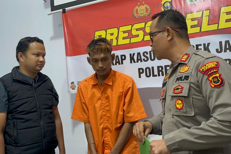 Kapolsek Jambi Timur AKP Edi Mardi Siswoyo menanyai pelaku pembobolan rumah di Kota Jambi, Kamis (31/7/2025).