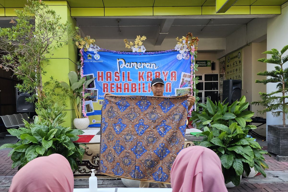 Batik tulis karya salah satu rehabilitan yang dilelang pada Pameran Hasil Karya Rehabilitan Rumah Sakit Jiwa Daerah (RSJD) Dr. RM. Soedjarwadi Klaten untuk memperingati Hari Kesehatan Jiwa Sedunia, Rabu (16/10/2024).