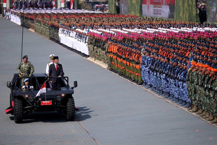 Presiden Republik Indonesia, Joko Widodo melakukan inspeksi pasukan saat peringatan HUT ke-72 Tentara Nasional Indonesia di Dermaga Indah Kiat, Cilegon, Banten, Kamis (5/10/2017). Peringatan HUT TNI ini TNI dimeriahkan latihan gabungan dengan menggunakan alutsista andalan dari masing-masing matra TNI, Angkatan Darat, Angkatan Laut, dan Angkatan Udara. 