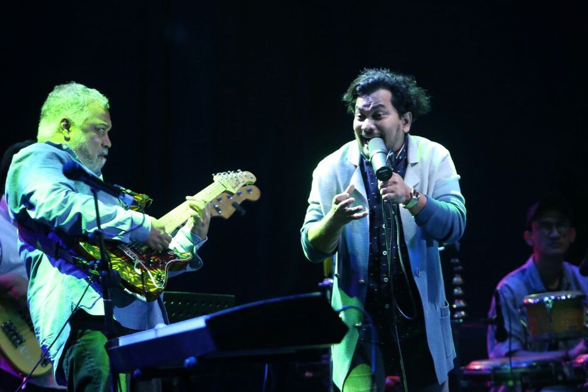 Tompi (kanan) tampil bersama gitaris Incognito, Jean-Paul Bluey Maunick di  Java Jazz Festival (JJF) 2017, JIExpo Kemayoran, Jakarta Pusat, Jumat (3/3/2017) malam.