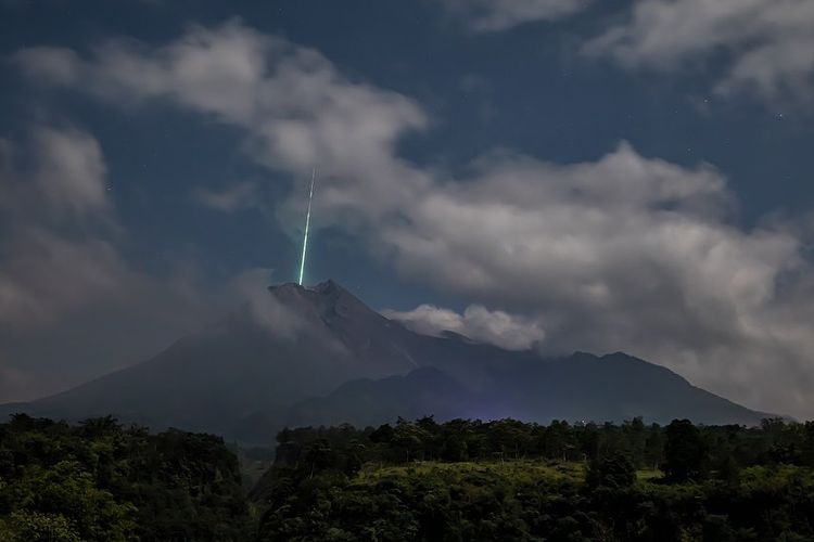 Foto fenomena terlihatnya kilatan cahaya yang diduga merupakan meteor terjadi di Gunung Merapi pada Kamis (27/5/2021).