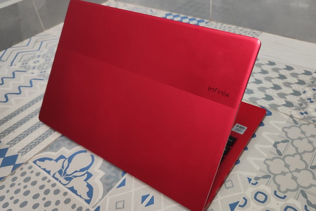 Tampilan punggung laptop Infinix INBook X2 varian warna merah