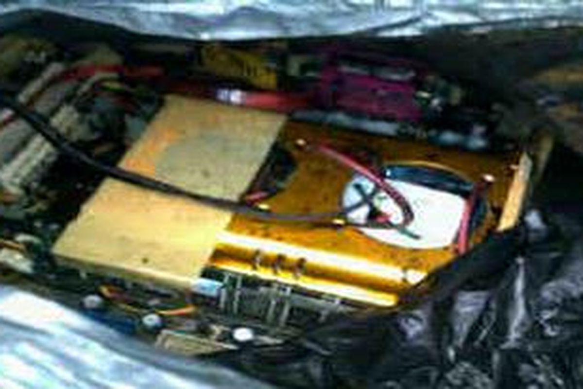 Inilah bungkusan, yang diduga bom di Kantor Sinode GMIM, Tomohon, Sabtu (16/4/2011).