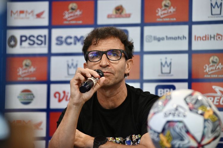 Luis Milla saat menjalani sesi jumpa pers jelang pertandingan pekan ke-30 Liga 1 2022-2023, Minggu (12/3/2023) di Graha Persib. Laga big match Persebaya vs Persib akan digelar Senin (13/3/2023) di Stadion Gelora Joko Samudro. 