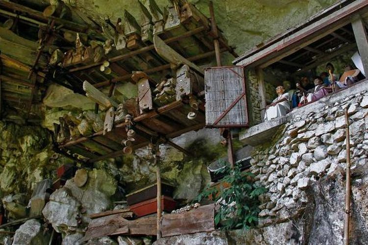 Berbagai erong (peti mati) digantung di gua alam di Londa, Toraja. Di samping erong terdapat etalase untuk meletakkan tau-tau (patung kayu) yang dibuat semirip dengan orang yang meninggal dan jenazahnya ada di dalam erong.