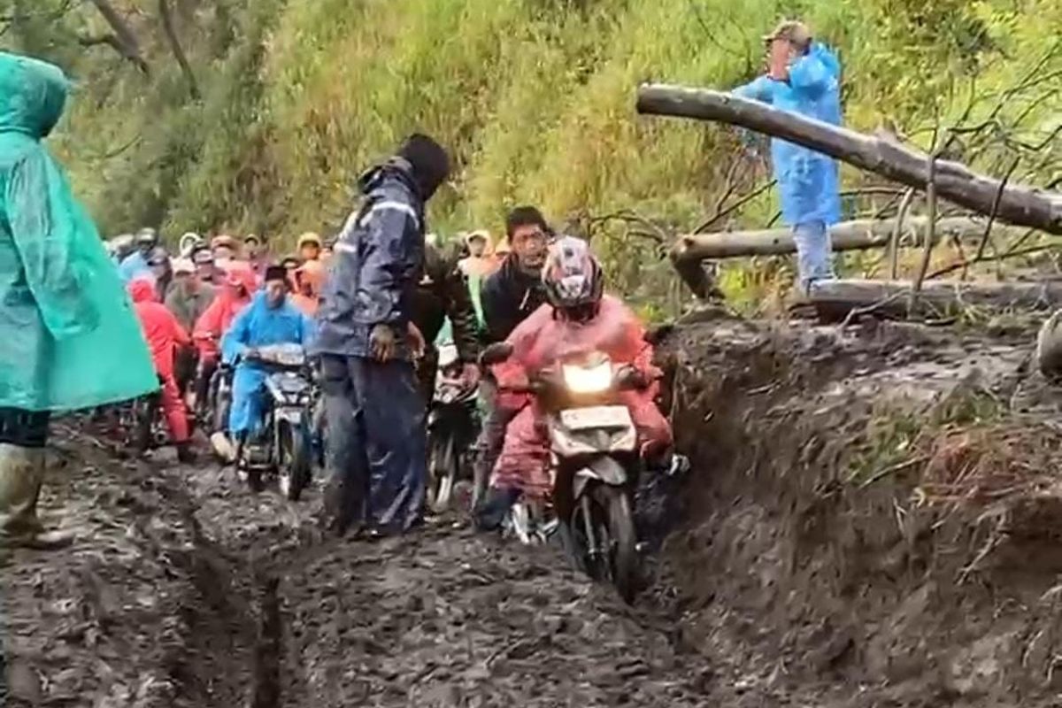 Akibat longsor sejumlah pengendara motor tidak bisa melewati di akses jalur menuju lautan pasir Gunung Bromo di wilayah Tosari Kabupaten Pasuruan, Jawa Timur, Selasa (11/02/2025). 