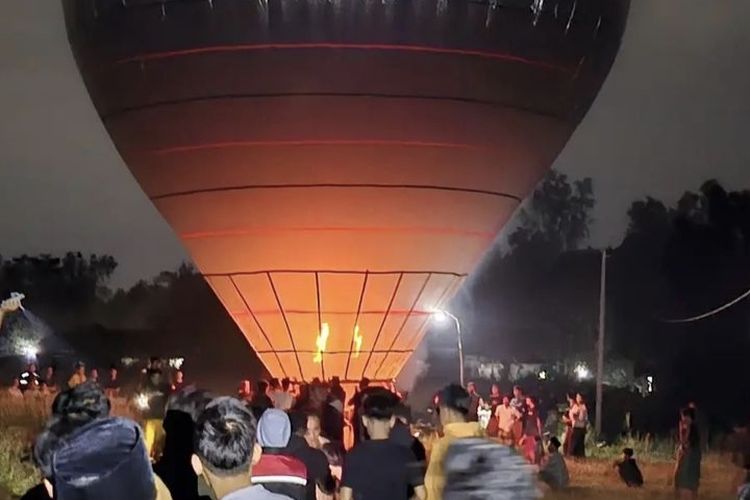 Viral, Balon Udara Raksasa Bertuliskan Merek Rokok Ilegal Diterbangkan di Pamekasan