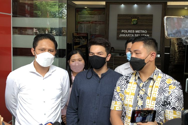 Jonathan Frizzy bersama kuasa hukumnya, Sebastian dan Yohan Kristianto menyambangi Polres Metro Jakarta Selatan, Senin (6/9/2021). 