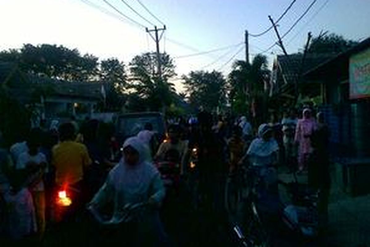 Rumah di Kompleks Garuda blok C1 No. 6A RT 06/16, Kampung Melayu, Teluk Naga, Tangerang Banten, mendadak menjadi tontotan warga pada Rabu (19/8) sore. Rumah tersebut terdeteksi sebagai alamat terakhir Mohammad Syahrir, salah satu buron polisi terkait terorisme. Akibatnya, jalan di sekitar rumah itu macet.