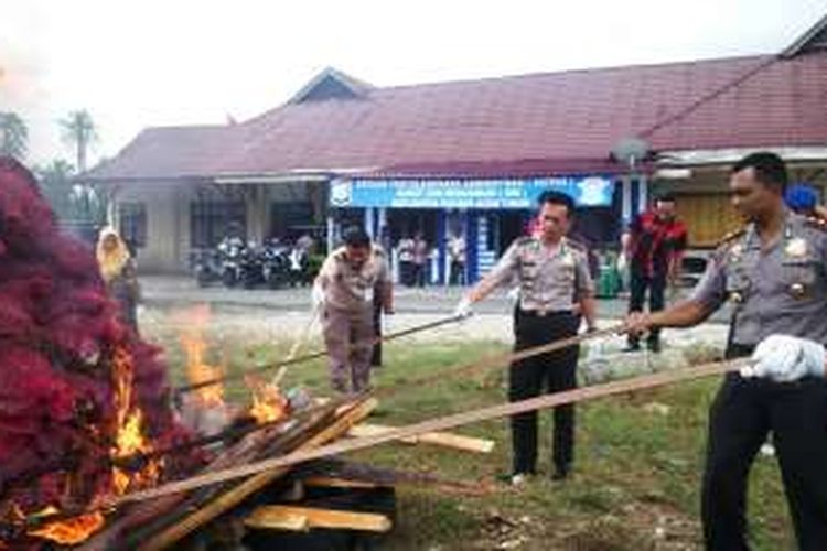 Polres Aceh Timur membakar bawang ilegal di halaman Mapolres Aceh Timur, Rabu (13/4/2016)
