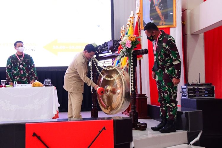 Menteri Pertahanan (Menhan) Prabowo Subianto membuka Konferensi Nasional Sistem Pertahanan dan Keamanan Rakyat Semesta (Sishankamrata) Abad ke- 21 di Aula Merah Putih Kampus Unhan RI, Kawasan Indonesia Peace and Security Center (IPSC), Sentul, Bogor, Jawa Barat, Senin (14/6/2021). 