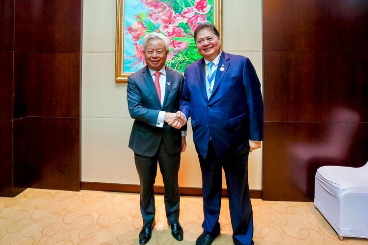 Menteri Koordinator Bidang Perekonomian (Menko Perekonomian) Airlangga Hartarto dalam pertemuan bilateral dengan Presiden AIIB Jin Liqun, di sela-sela Konferensi Tingkat Tinggi (KTT) ASEAN 2024 di Vientiane, Laos, Rabu (9/10/2024).