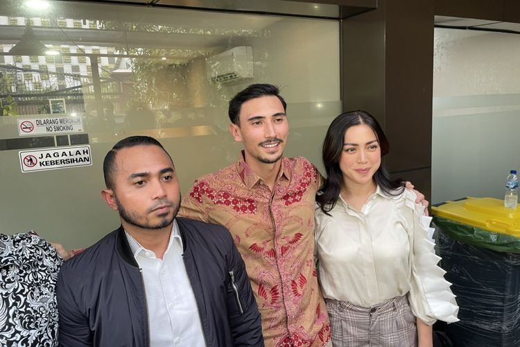 Kuasa Hukum, Rolland (kiri), Vincent Verhaag (tengah) dan Jessica Iskandar (kanan) saat menyambangi Divisi Propam (Divpropam) Mabes Polri, Jakarta Selatan, Senin (12/9/2022). 
